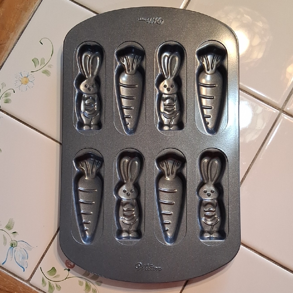 Wilton Silver Bunny & Carrot Mini Nonstick Cake Pan Set Of 2. - Picture 3 of 10